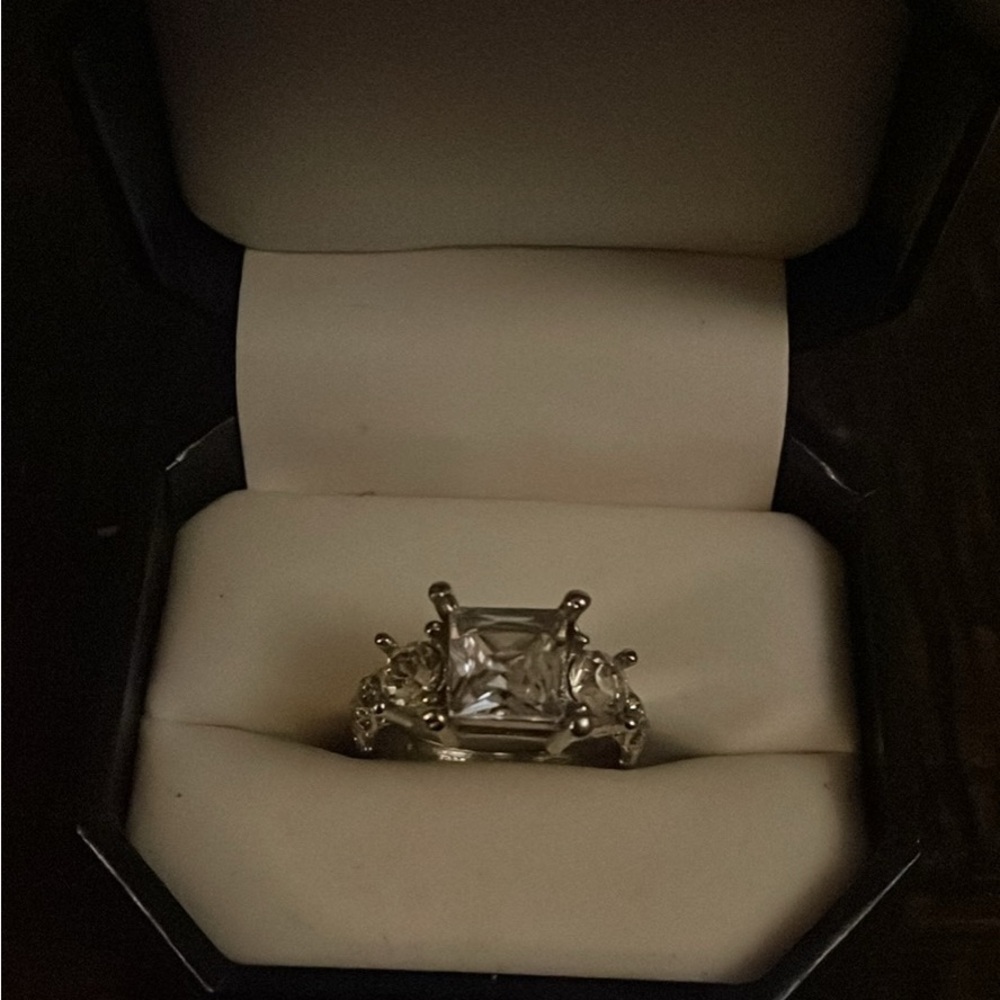 Elegant 925 sterling Silver Women's Ring with 3 cubic zirconia stones size 8